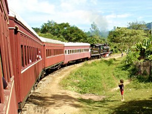 O tempo é o trem que não apita na curva e não espera ninguém...